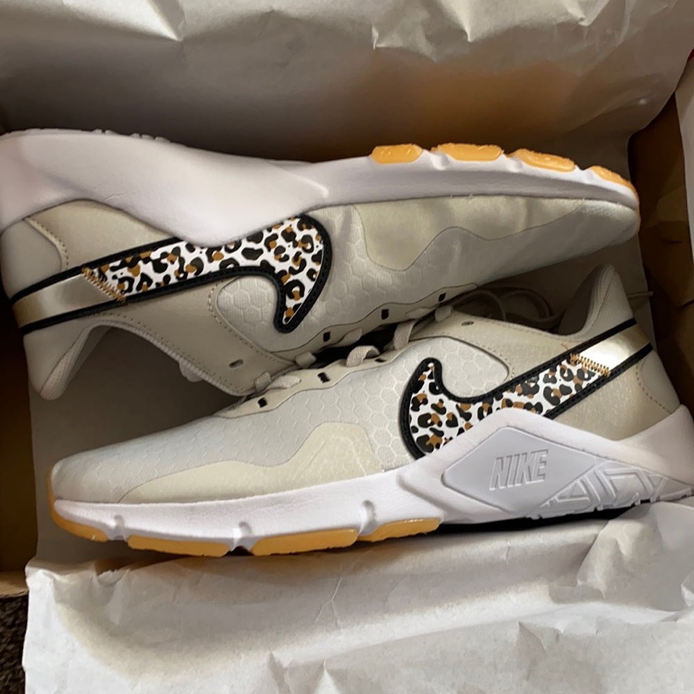 Tennis shoes